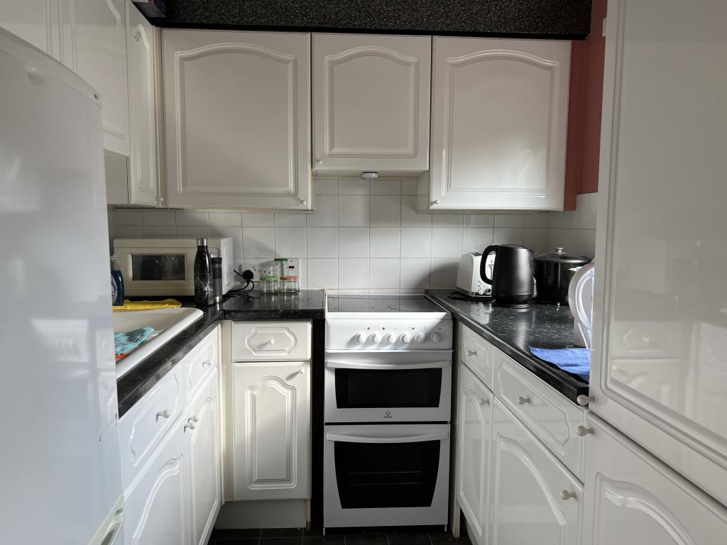 Lot: 113 - GROUND FLOOR STUDIO FLAT FOR INVESTMENT - Modern fitted kitchen